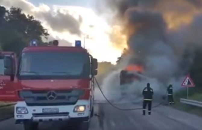 Put Podgorica-Cetinje: Zapalio se autobus, nema povrijeđenih (Video)