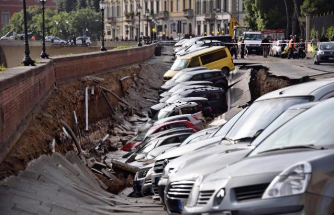 Firenca: Ulica pukla u dužini od 200 metara, propalo 20 automobila (FOTO)