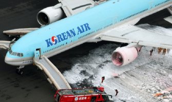 Tokio: Zapalio se motor aviona, evakuisano 319 ljudi