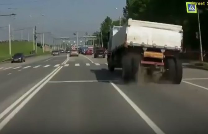  Kamionu usred vožnje otpali točkovi(VIDEO)