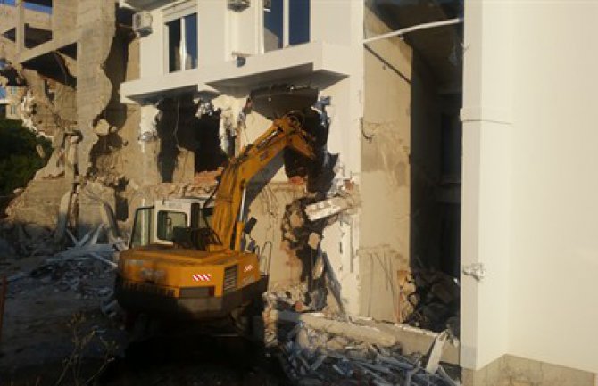 Ulcinj: Nastavljeno rušenje objekta u naselju Pinješ