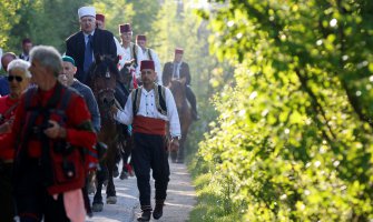 BIH: Defile konjanika krenuo ka jednom od najvećih dovišta muslimana u Evropi