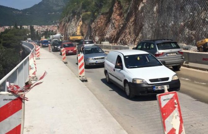 Radovi na ulazu u Budvu kasne 15 dana, vozači sve nervozniji