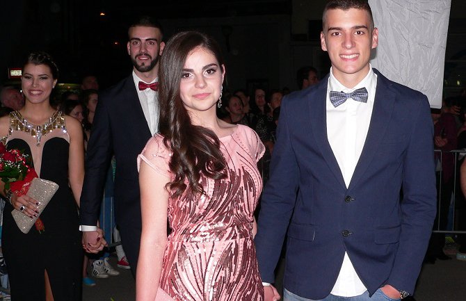 Maturanti bjelopoljske Gimnazije poslali poruku mira (FOTO)