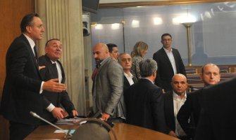 Nema krivične niti prekršajne odgovornosti poslanika povodom incidenta u Skupštini 13. maja