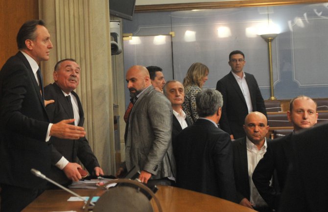 Nema krivične niti prekršajne odgovornosti poslanika povodom incidenta u Skupštini 13. maja