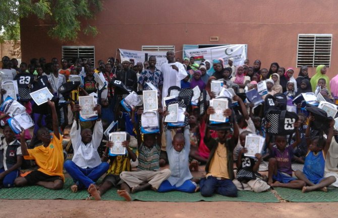 IS i fond Hilal obradovali mališane Burkine Faso