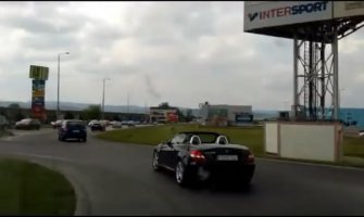 Arogantni vozač „Mercedesa“ čistio put ispred kola hitne pomoći (VIDEO)