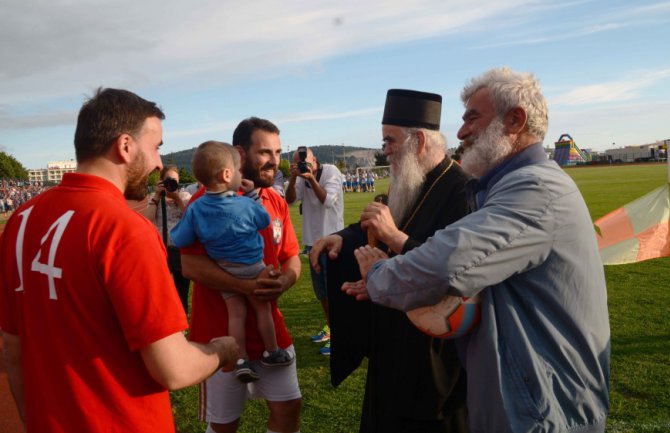 Ekipe filma Montevideo i Mornara igrali za Hram: Amfilohije šutnuo prvi