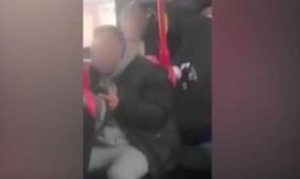 Pijana žena psovala i tukla putnike u busu! (VIDEO)