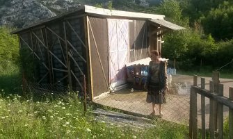 Pomozimo bolesnoj starici koja živi sama u baraci u Sutomoru od 60 eura mjesečno