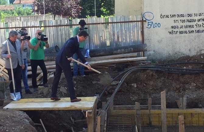 Postavljen kamen temeljac za izgradnju stanova za prosvjetne radnike u Danilovgradu