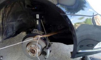 Tivat: Vatrogasci dva dana izvlačili zmiju iz automobila