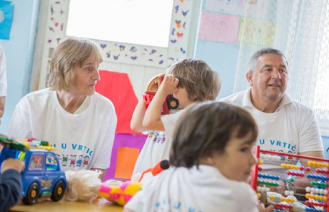 Crnogorske babe i đedovi poručuju: 