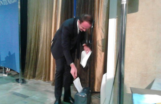 Performans u Skupštini: Đeljošaj reciklirao rječnik CANU-a (FOTO)