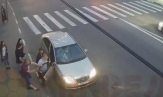 Pobjesneli Rus koji razbija automobil ostaviće vas u nevjerici (VIDEO)