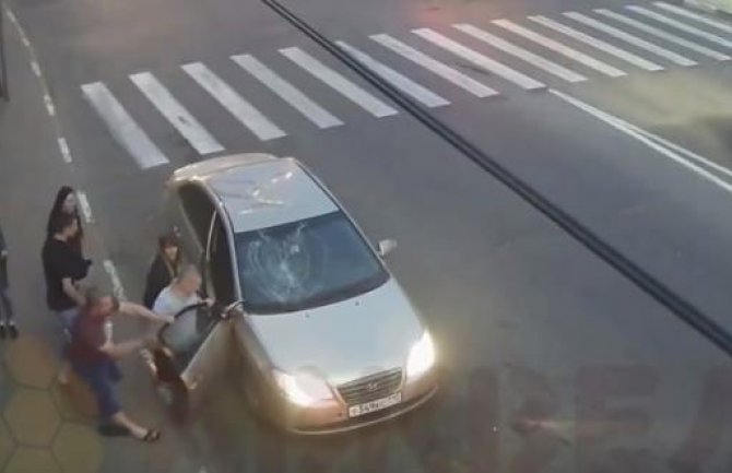 Pobjesneli Rus koji razbija automobil ostaviće vas u nevjerici (VIDEO)