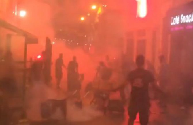 Tuča ruskih i engleskih navijača u Marselju, letjele flaše, baklje i stolice (VIDEO)