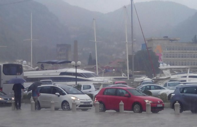 Kiša u Kotoru izazvala brojne poplave (FOTO)