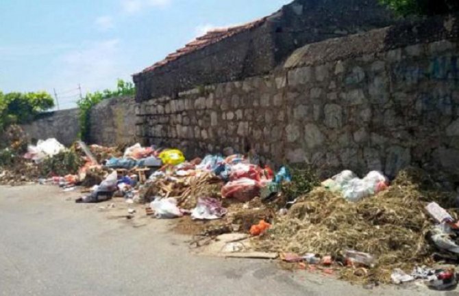 Otpad u Starom Baru narušava ambijent
