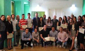 Diplome polaznicima 27. generacije Škole demokratije