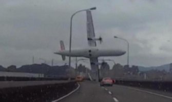  Tajvanski avion udario u most i srušio se u rijeku (FOTO)
