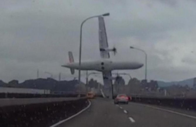 Tajvanski avion udario u most i srušio se u rijeku (FOTO)