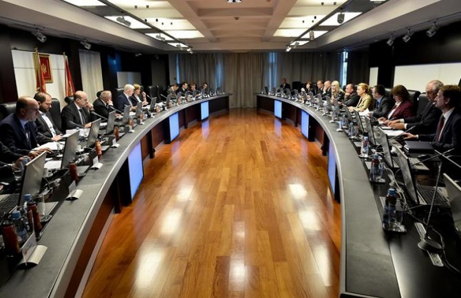 Samo političara imamo sve više