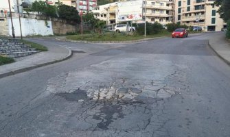 Sezona uveliko počela, u Petrovcu veliki problemi u putnoj infrastrukturi