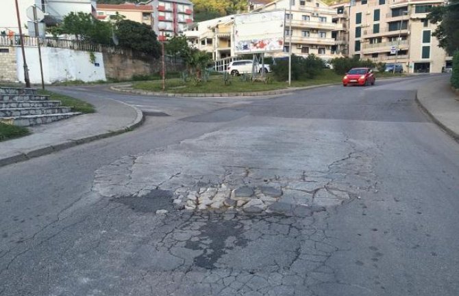 Sezona uveliko počela, u Petrovcu veliki problemi u putnoj infrastrukturi