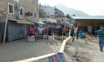 Sutomore: Grupa ugostitelja blokirala ulicu pa otvorila terase