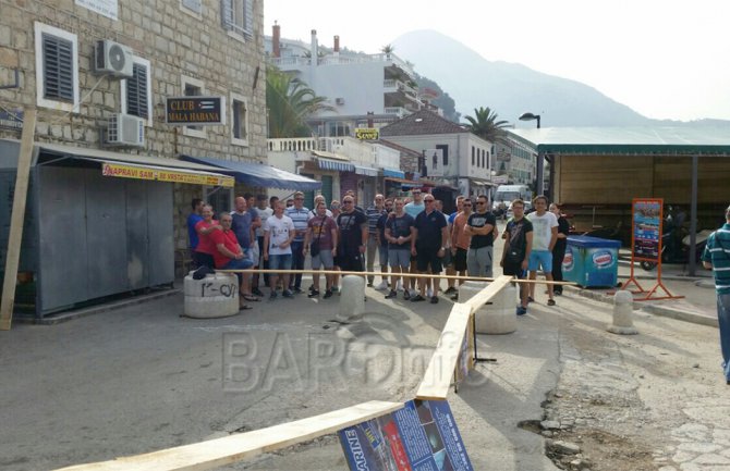 Sutomore: Grupa ugostitelja blokirala ulicu pa otvorila terase