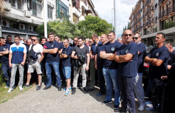Službenici ZIKS-a nastavljaju protest danas