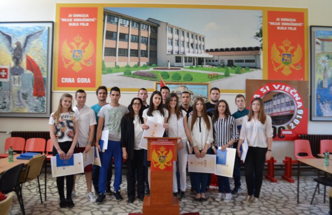 Bijelo Polje: Diplome “Luča” uručene najboljim gimnazijalcima