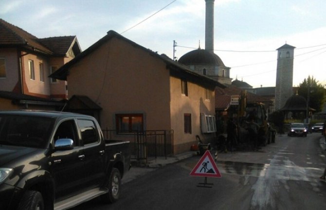 Asfaltiraju ulice pa raskopavaju