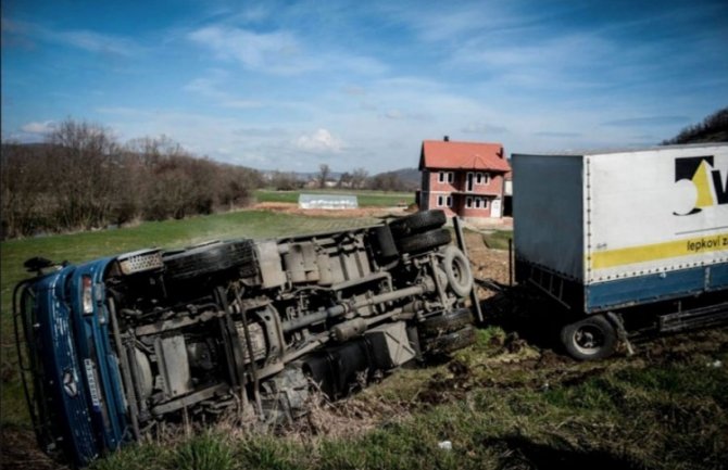 Srbija: Prevrnuo se kamion pun migranata, vozač pobjegao  