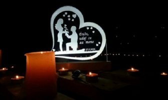  Evo kako je Podgoričanin sinoć zaprosio svoju djevojku (Foto)