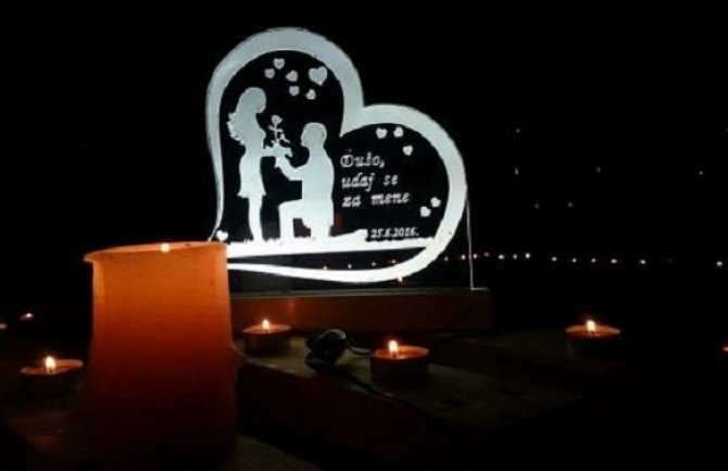  Evo kako je Podgoričanin sinoć zaprosio svoju djevojku (Foto)