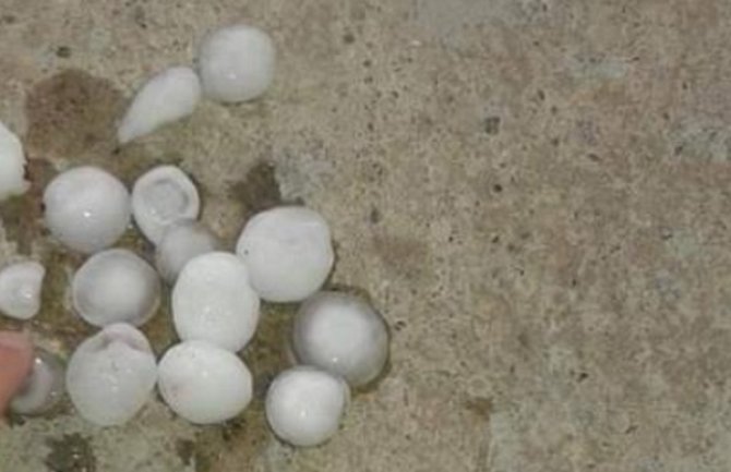 U Podgorici padao grad veličine oraha