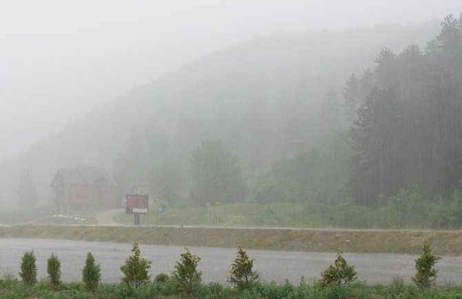 Grad, kiša i snažna grmljavina:Grom pogodio kuću u BP, u PV izgorele štale