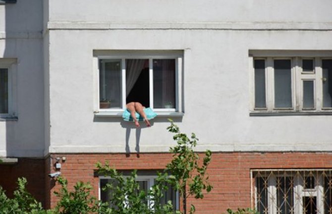 Gola Ruskinja razljutila komšije: Svakodnevno sunča guzu na prozoru (FOTO)