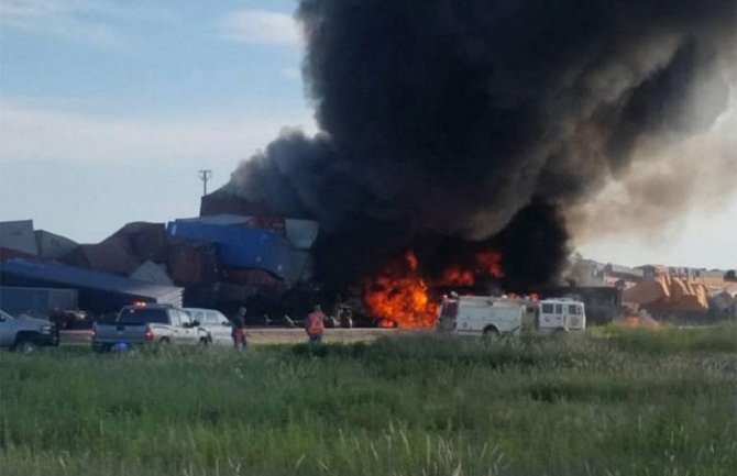 Veliki požar u Teksasu zbog sudara teretnih vozova