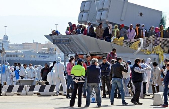 Izvučen brod koji je potonuo prošle godine sa 700 migranata 