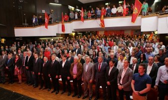 O opsesiji novcem govore oni čiji se predsjednik obogatio prodajući zastave sopstvene države