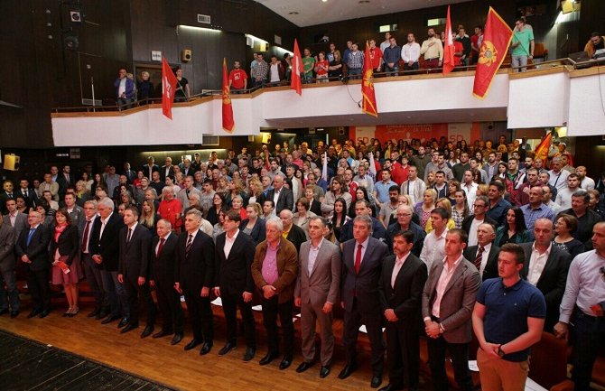 O opsesiji novcem govore oni čiji se predsjednik obogatio prodajući zastave sopstvene države