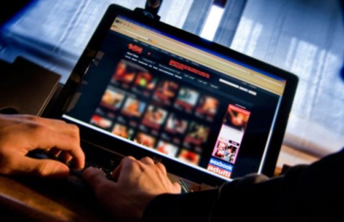 Maloljetnice podaju golišave slike za 50 eura!