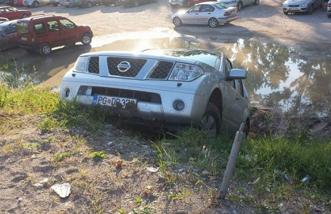 Podgoričanin pokazao kako da parkirate auto i onda kad nema mjesta!(FOTO)
