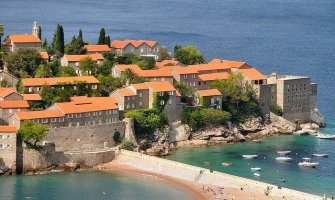 Za suncobran i par ležaljki  potrebno platiti 88 eura, gratis voda i tanjir voća