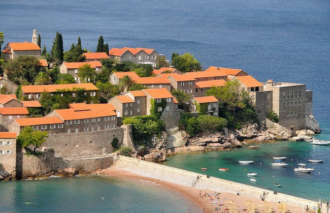 Za suncobran i par ležaljki  potrebno platiti 88 eura, gratis voda i tanjir voća