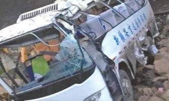Autobus u Kini probio zaštitnu ogradu, sletio sa puta,  26 mrtvih